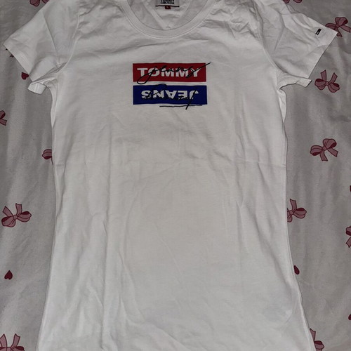 Tommy Jeans White T-shirt with Embroidered Logo like new, fits XS/S