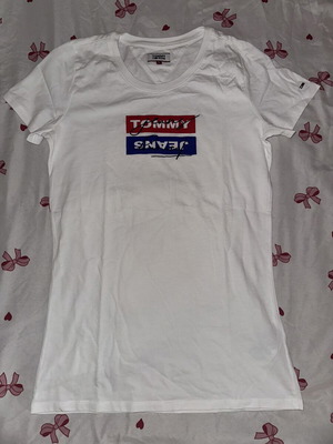 Tommy Jeans White T-shirt with Embroidered Logo like new, fits XS/S