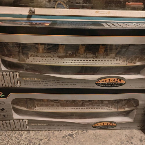 Remote control Titanic like new, 2 pieces, Sky Pilot helicopters 16 pieces, Universal aircraft carrier 2 pieces