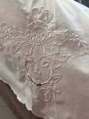 Λευκό τραπεζομάντηλο ροτόντα σαν καινούργιο, ασπροκέντητο και κοφτό μηχανής