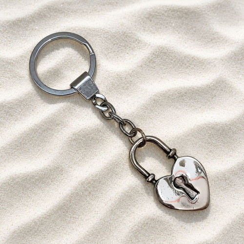 Metal heart keychain new, silver