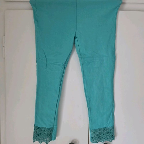 Ofelia elastic capri leggings new, size M with lace