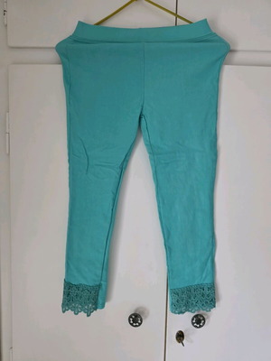 Ofelia elastic capri leggings new, size M with lace
