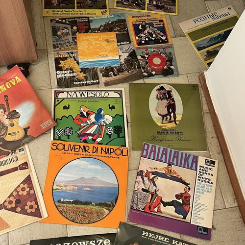 Vinyl records like new, 11 singles and 8 LPs, international music