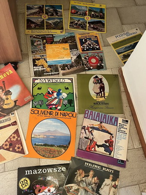 Vinyl records like new, 11 singles and 8 LPs, international music