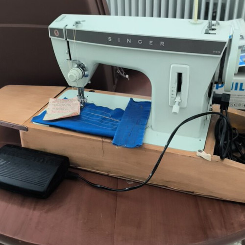 Singer sewing machine like new with case