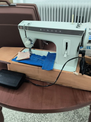 Singer sewing machine like new with case
