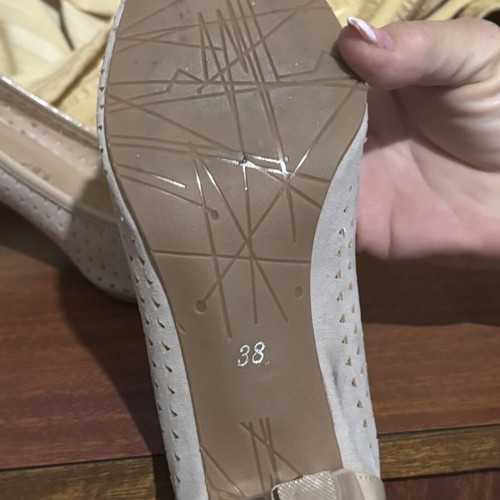 Moda Scarpino leather perforated pumps size 38 used beige cream