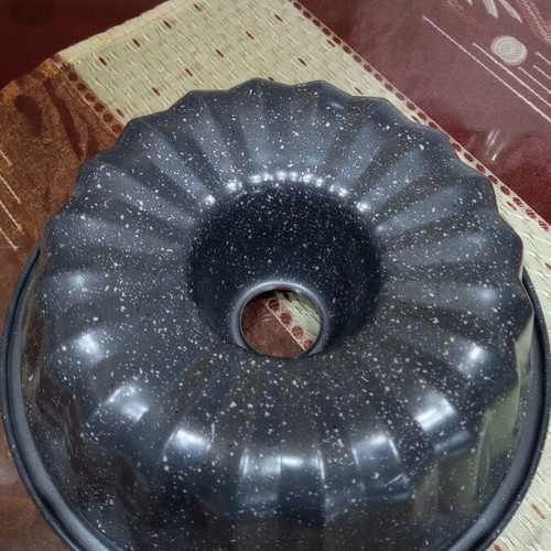 Iron cake pan with enamel coating
