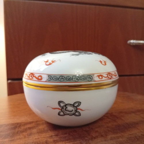 Meissen porcelain bonbonniere hand-painted like new