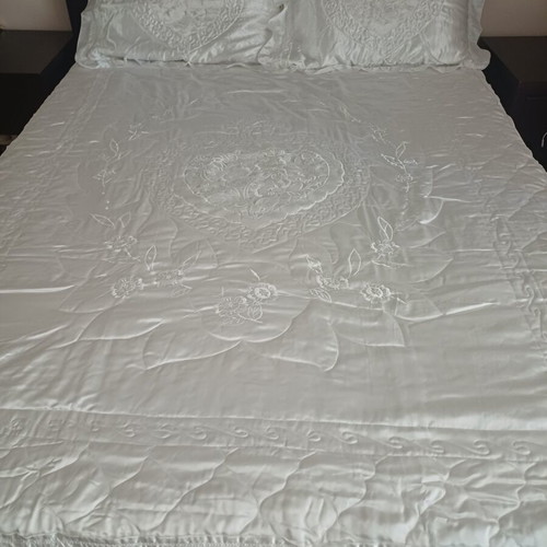 Bridal quilt double with two pillowcases new