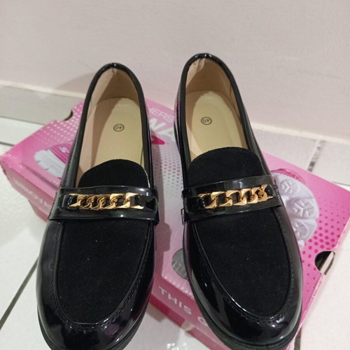 Women's loafers size 40 black like new
