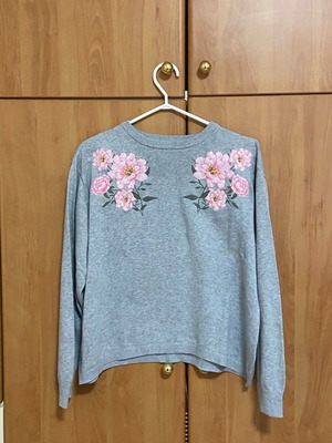 H&M sweater with knitted flowers like new, size L, gray and pink