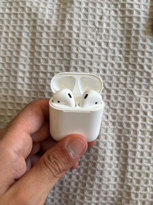 AirPods 2ης γενιάς μεταχειρισμένα σε άριστη κατάσταση με γνήσιο κουτί