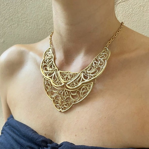 Statement necklace new with elegant cutout design