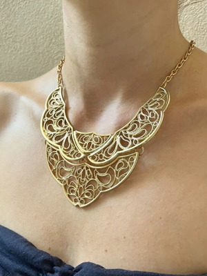 Statement necklace new with elegant cutout design