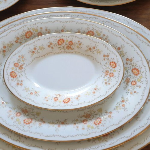 Noritake porcelain serving set used, 105 pieces, 24 karat gold