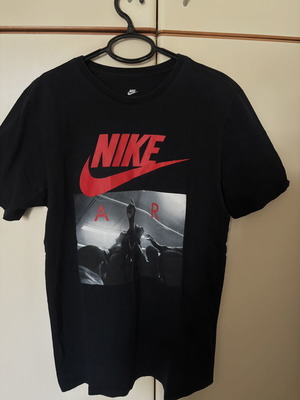 Nike μαύρη κοντομάνικη μπλούζα σαν καινούργιο, μέγεθος M