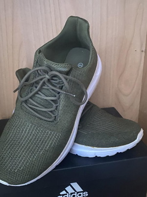 Men's athletic shoes used, size 44, green