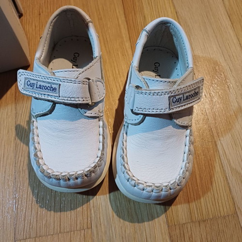 Guy Laroche leather shoes for boys white size 22 like new