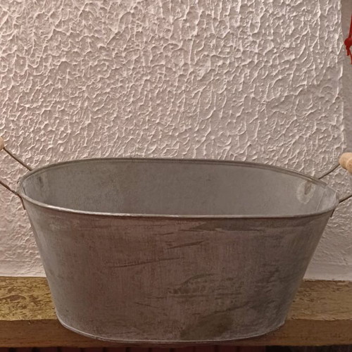 Tin decorative item like new