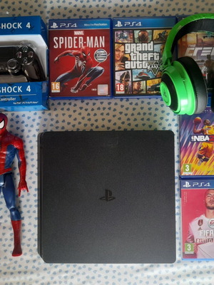 PS4 πακέτο σαν καινούργιο με παιχνίδια και αξεσουάρ