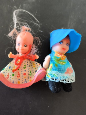 Filenaditses dolls AS, one without hat