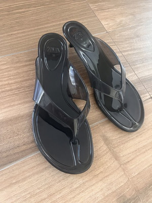 Zara σανδάλια jelly καινούργια, μαύρα, τακούνι 3,5εκ, νούμερα 38-39