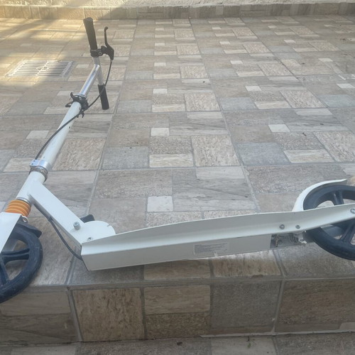 Isure Scooter used, aluminum and nylon, foldable with adjustable handlebar