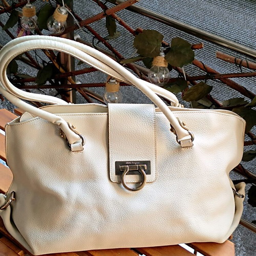 Salvatore Ferragamo Leather Shoulder Bag like new, beige