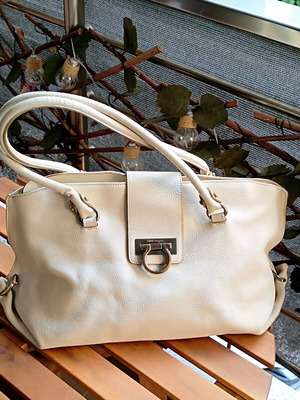 Salvatore Ferragamo Leather Shoulder Bag like new, beige