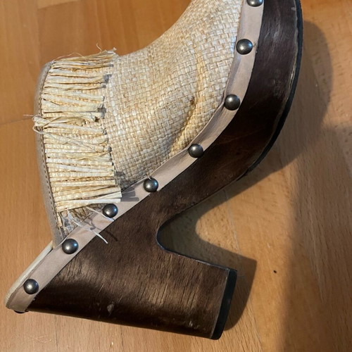 High-heeled clogs used with fringes, beige, size 37
