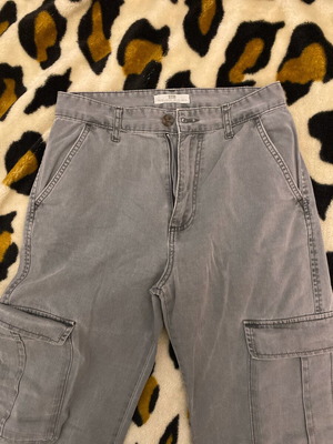 Stradivarius cargo pants gray used with wear on the cuffs