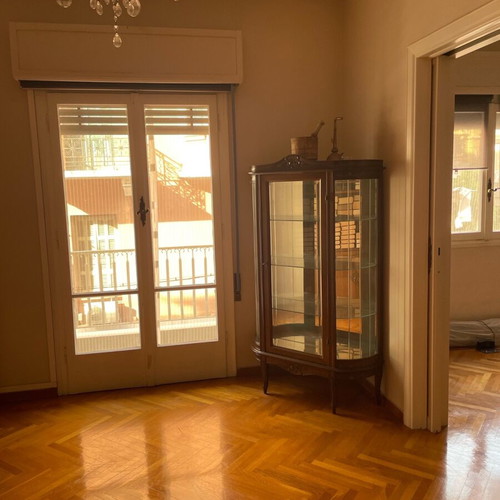 Vintage showcase like new with wood, mirror and glass shelves