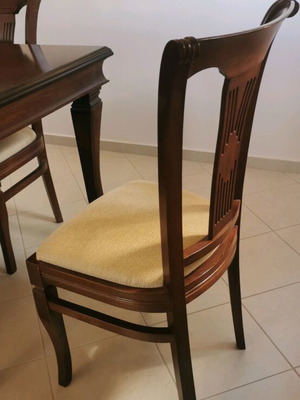 Dining set like new, table with 6 chairs