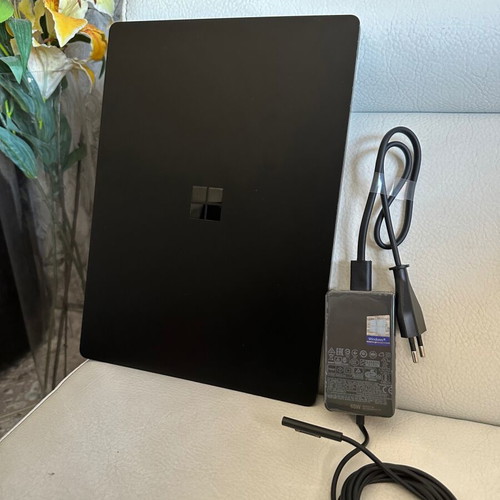 Microsoft Surface Laptop 3 i5-1035G7 16GB 256GB SSD like new