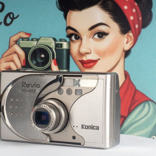 Konica Revio KD-420Z 4MP Digital Camera used with Battery Charger and 2GB SD Card