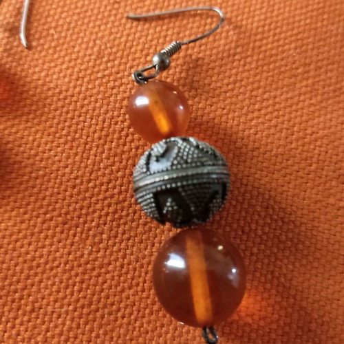 Earrings with semi-precious stone and carved bead, amber, like new