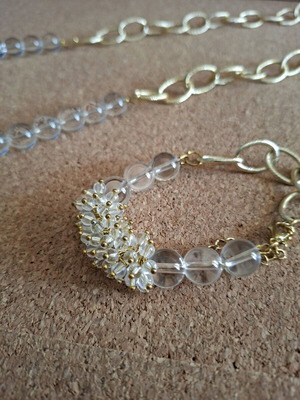 Jewelry set like new with metal chain and transparent beads