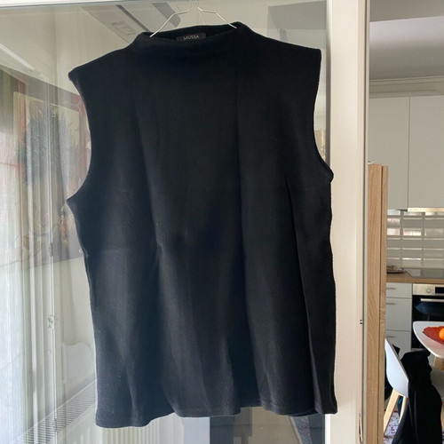 Black sleeveless pullover like new, size large