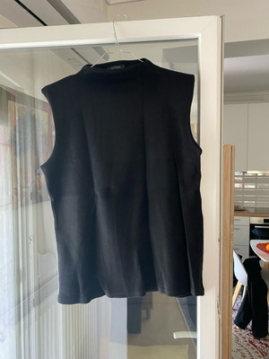 Black sleeveless pullover like new, size large