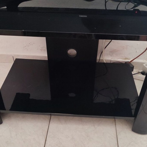 Samsung 33" TV with TV stand and Mi Xbox gift, like new