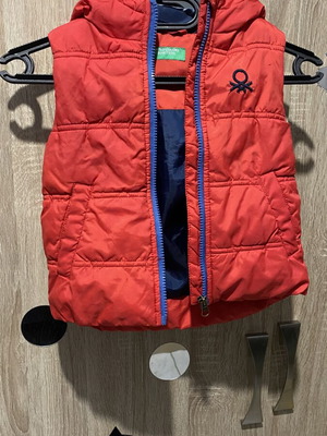 Benetton children's sleeveless jacket like new, red, age 3