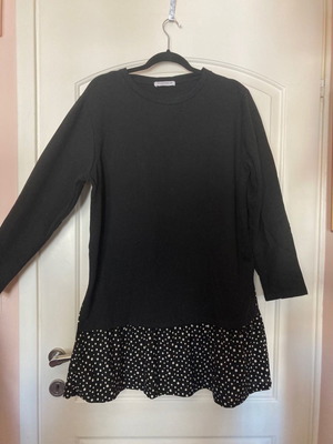 Oversized sweatshirt dress used with polka dot ruffle, black, size L