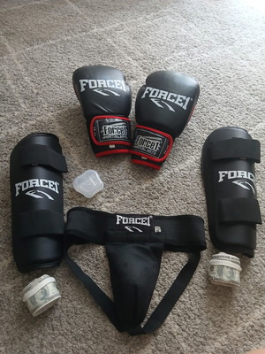Σετ για kickboxing σαν καινούργιο με όλα τα απαραίτητα για box