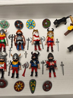 Playmobil Vikings set like new, 10 figures with weapons and shields