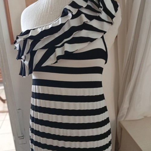 Elastic dress black and white like new, one size