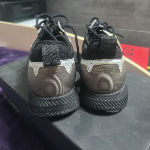 Boss sneakers size 43, gold