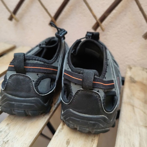 Hi-Tec M-D Traction outdoor caged sandals size 42, grey