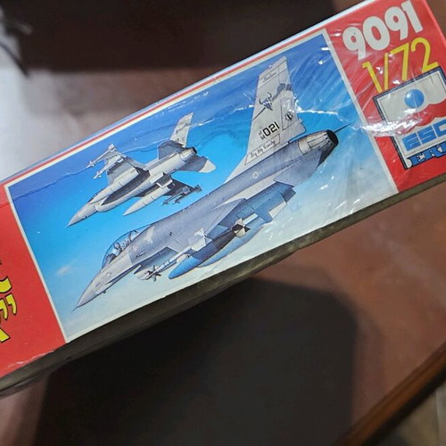 F-16 "Electric Fighter" fighter jet model new, scale 1/72